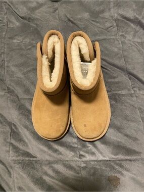 UGG Kids Chestnut/Tan Classic Shearling-Lined Boots